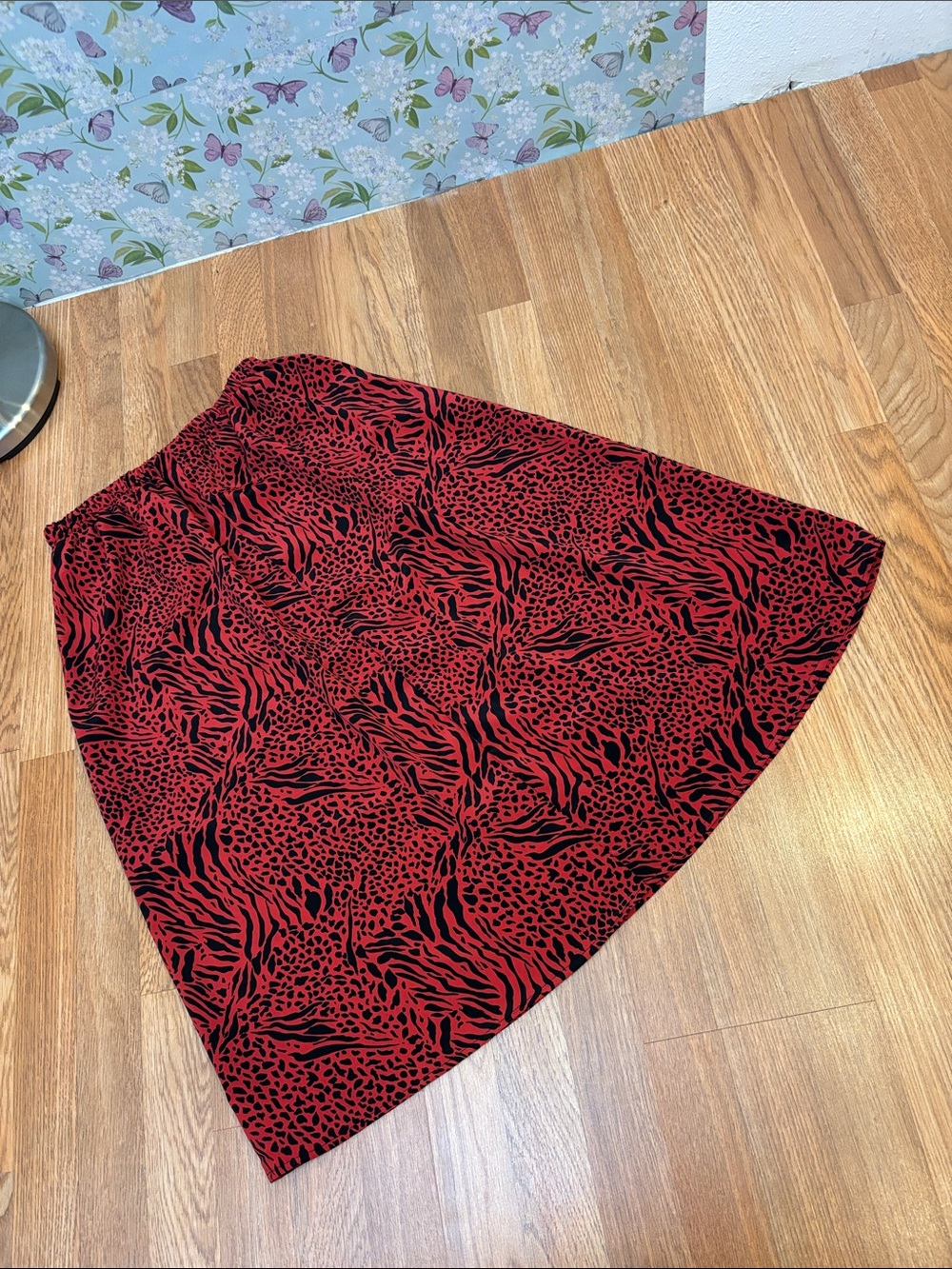 Vintage 1980’s Elizabeth red and black abstract pattern midi skirt. Size 16W.